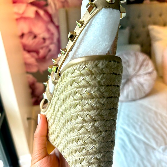 NWT - Steve Madden Rockstud Wedges in Gold - Size 8.5 - Picture 5 of 8